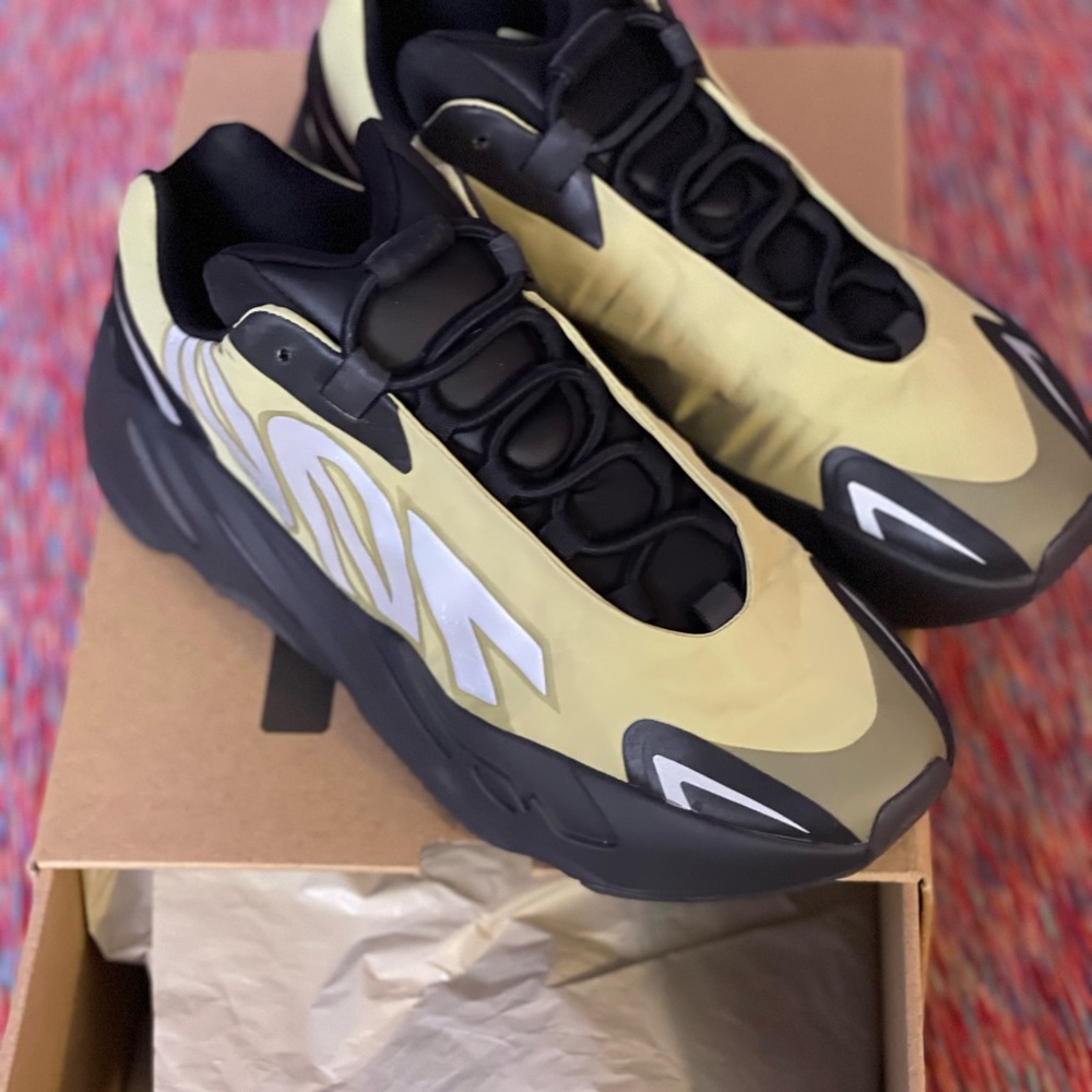 Yeezy 700 Mnvn Resin